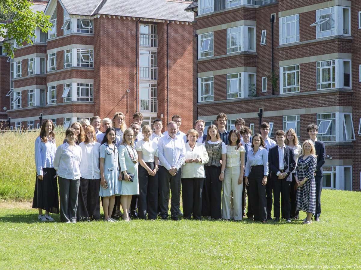 Angela Merkel, antiga Chanceler alemã, recebe Doutor Honoris Causa em&nbsp;Londres