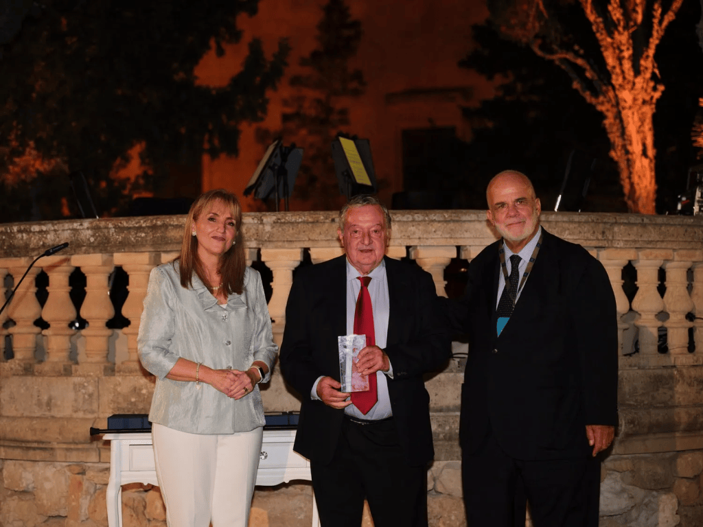 O Professor Francesco Frangialli recebe o Prémio Ícone do WTTC por elevar o turismo ao palco das Nações&nbsp;Unidas